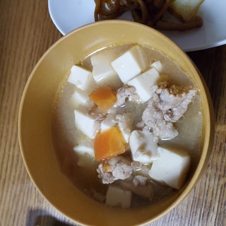 豆腐と人参豚汁